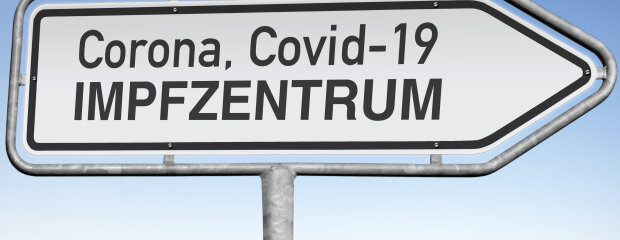 Schild "Corona, Covid-19 IMPFZENTRUM"